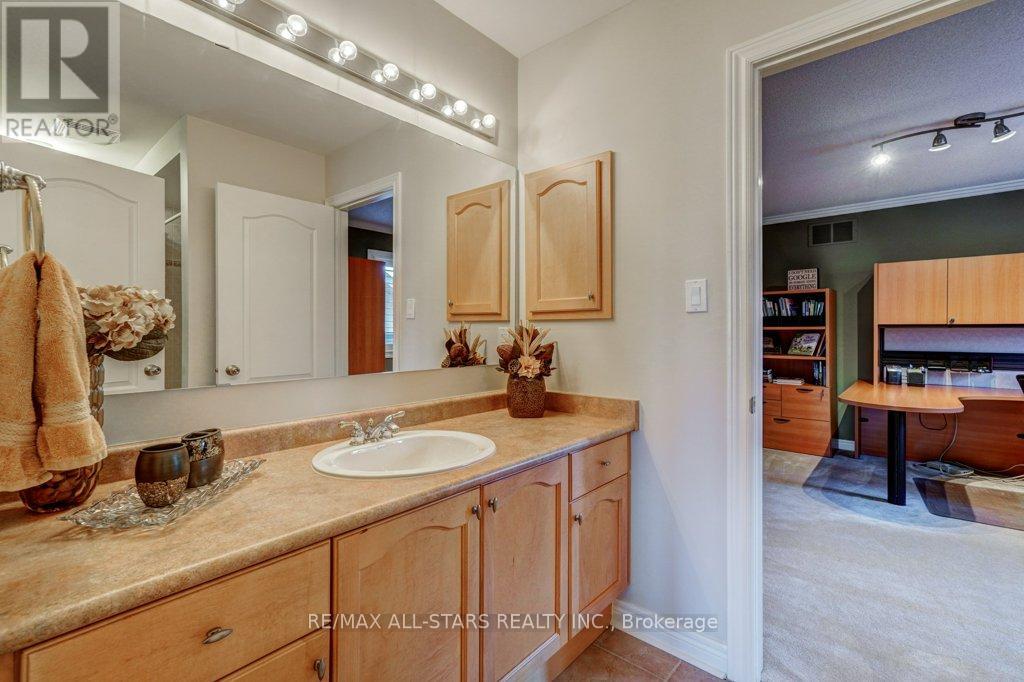Photo 6 of 64 Button Crescent, Uxbridge ON