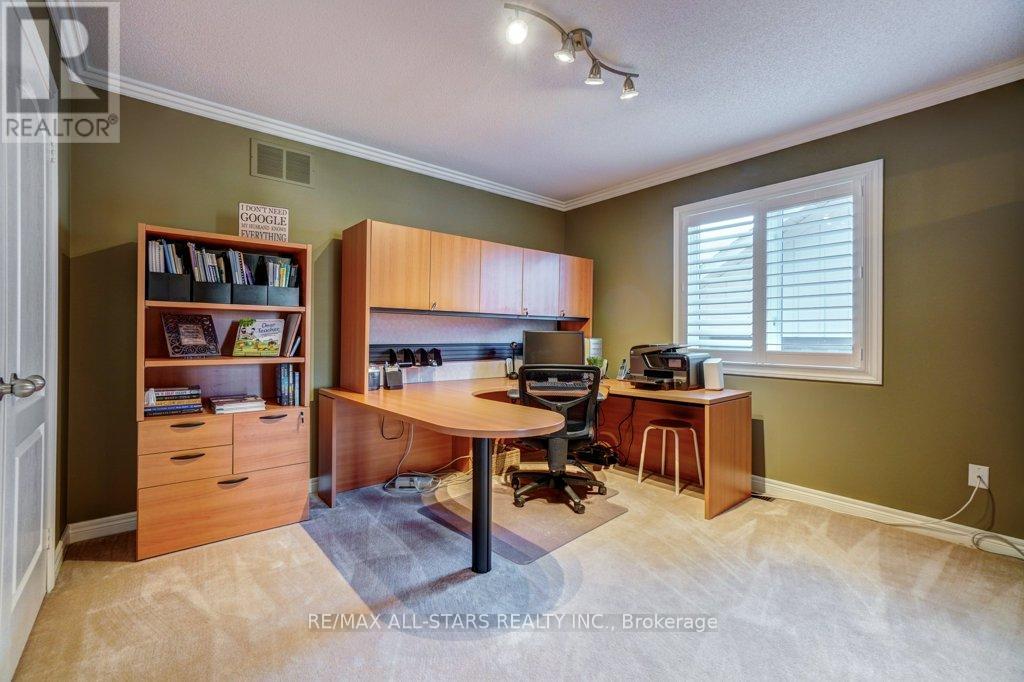 Photo 13 of 64 Button Crescent, Uxbridge ON