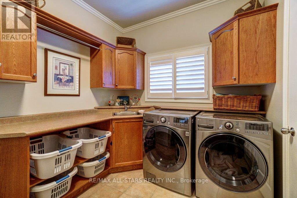 Photo 36 of 64 Button Crescent, Uxbridge ON
