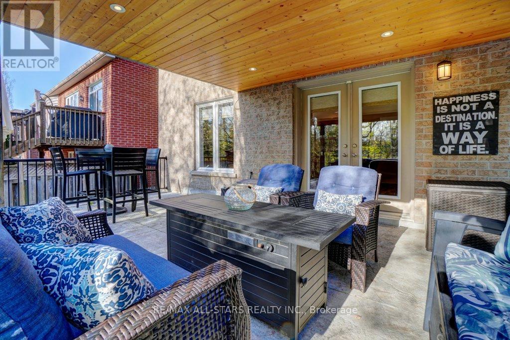 Photo 26 of 64 Button Crescent, Uxbridge ON