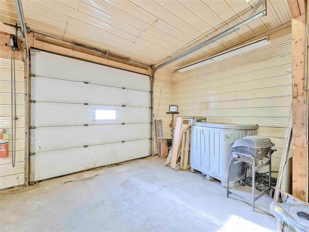 Photo 8 of 8136 89 N Road, Gunton MB