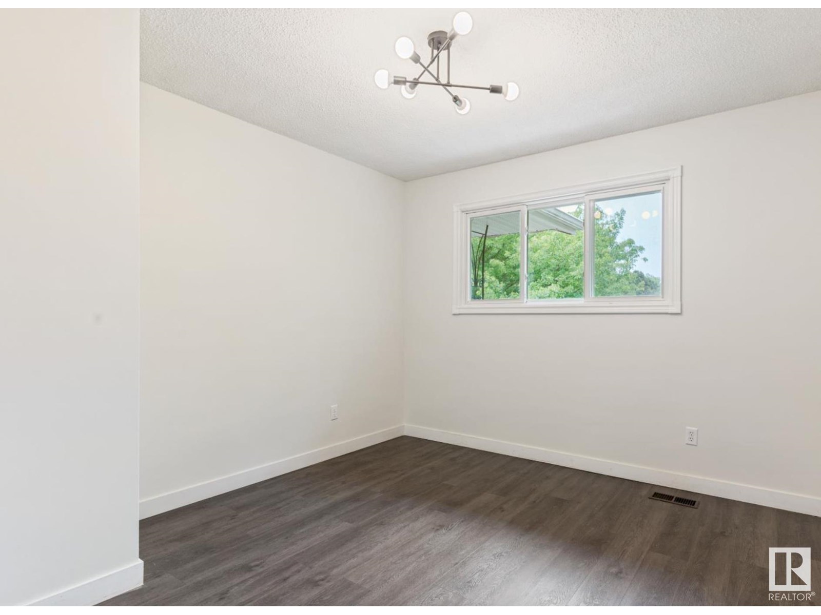 Photo 22 of 12416 77 Street Nw, Edmonton AB