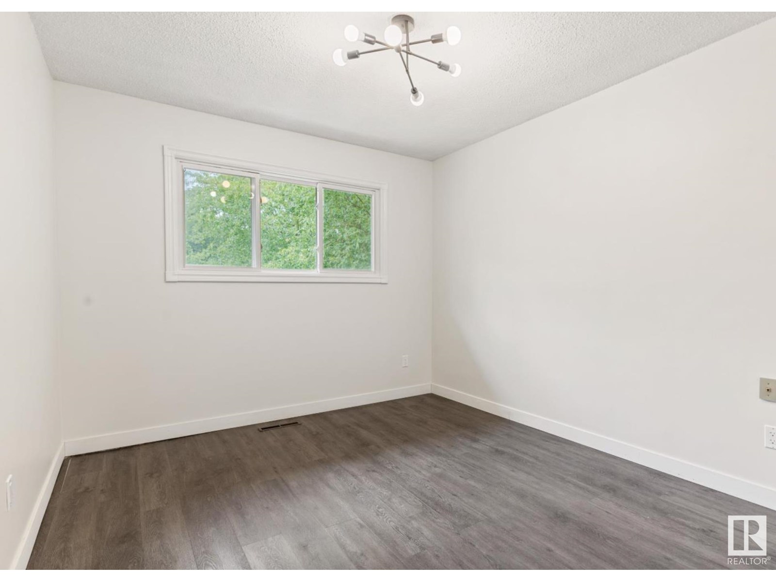 Photo 25 of 12416 77 Street Nw, Edmonton AB