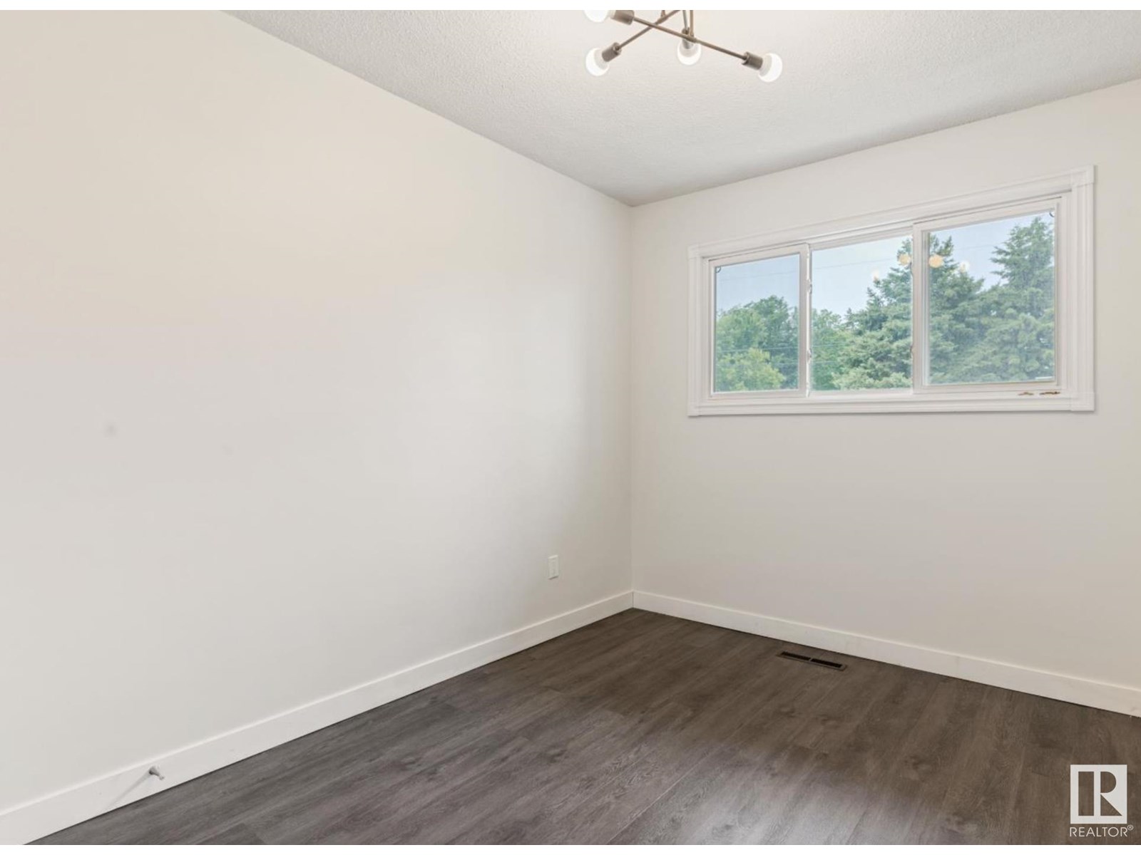 Photo 28 of 12416 77 Street Nw, Edmonton AB