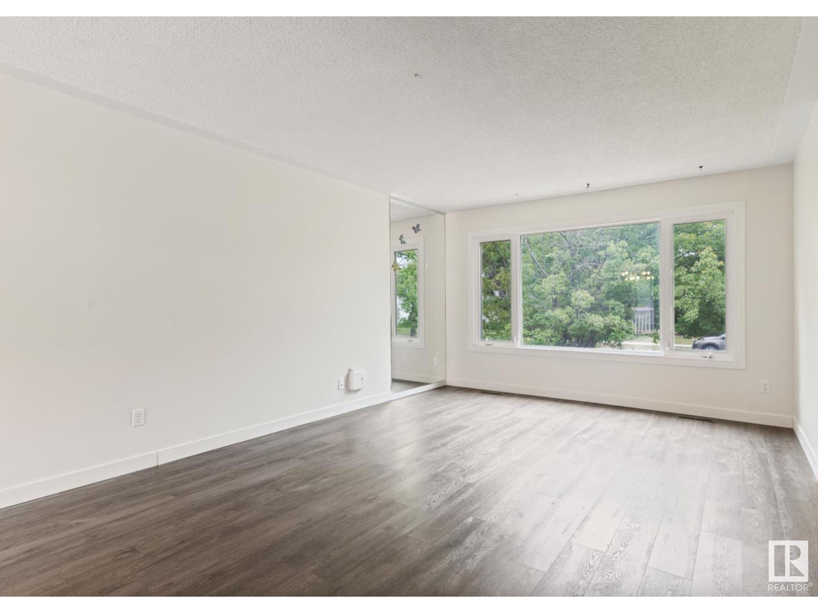 Photo 7 of 12416 77 Street Nw, Edmonton AB
