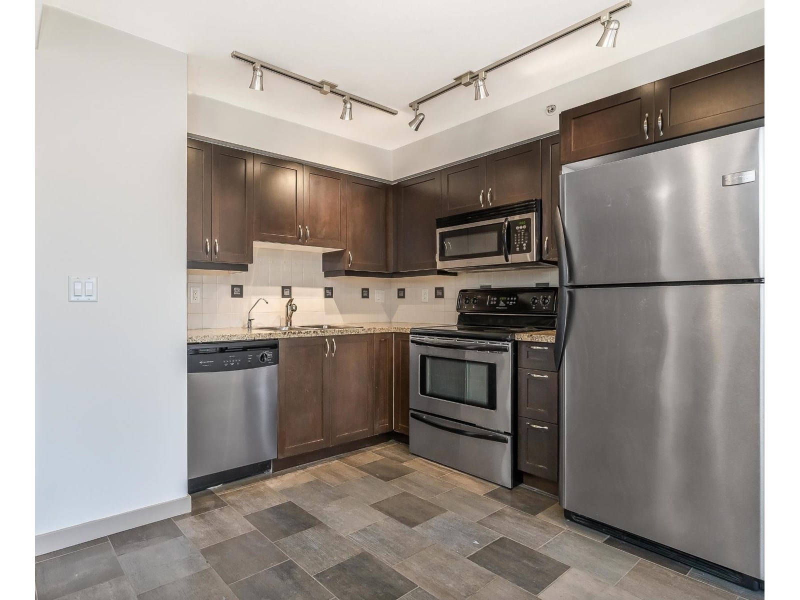 Photo 6 of 415 2511 King George Boulevard, Surrey BC