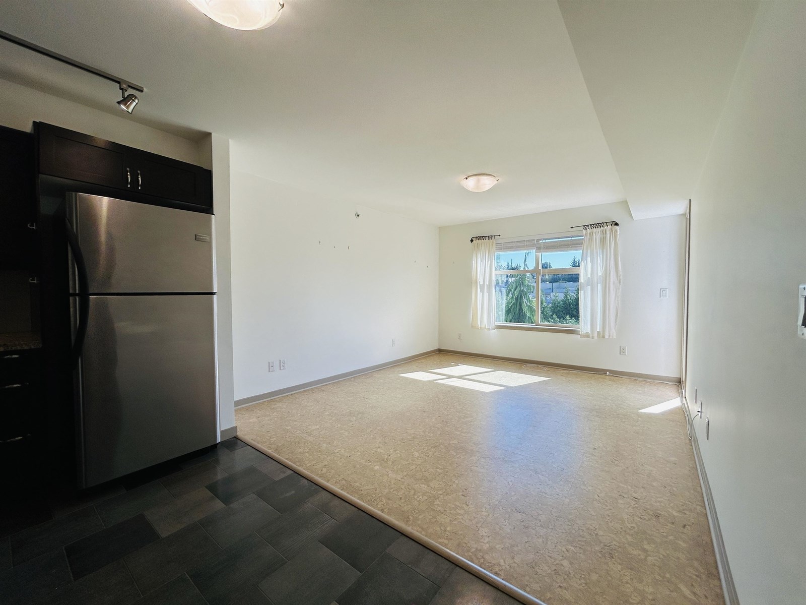 Photo 4 of 415 2511 King George Boulevard, Surrey BC