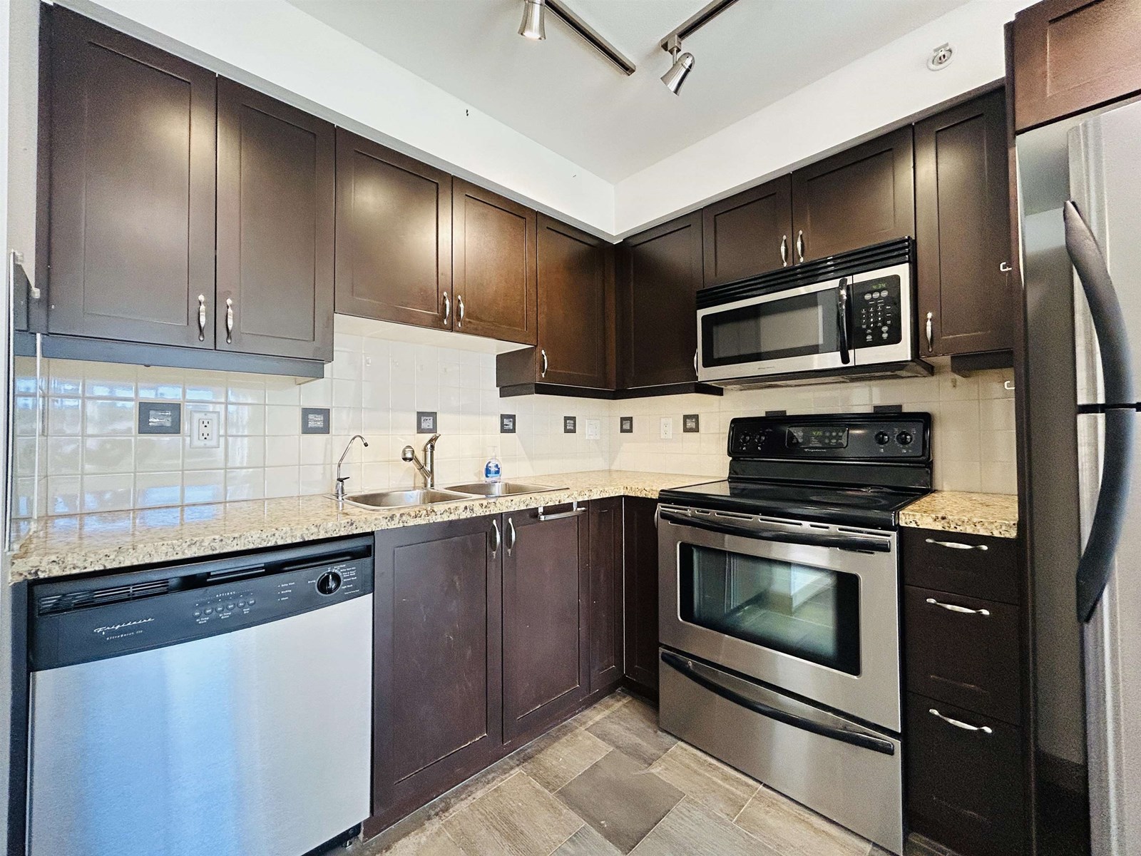 Photo 5 of 415 2511 King George Boulevard, Surrey BC
