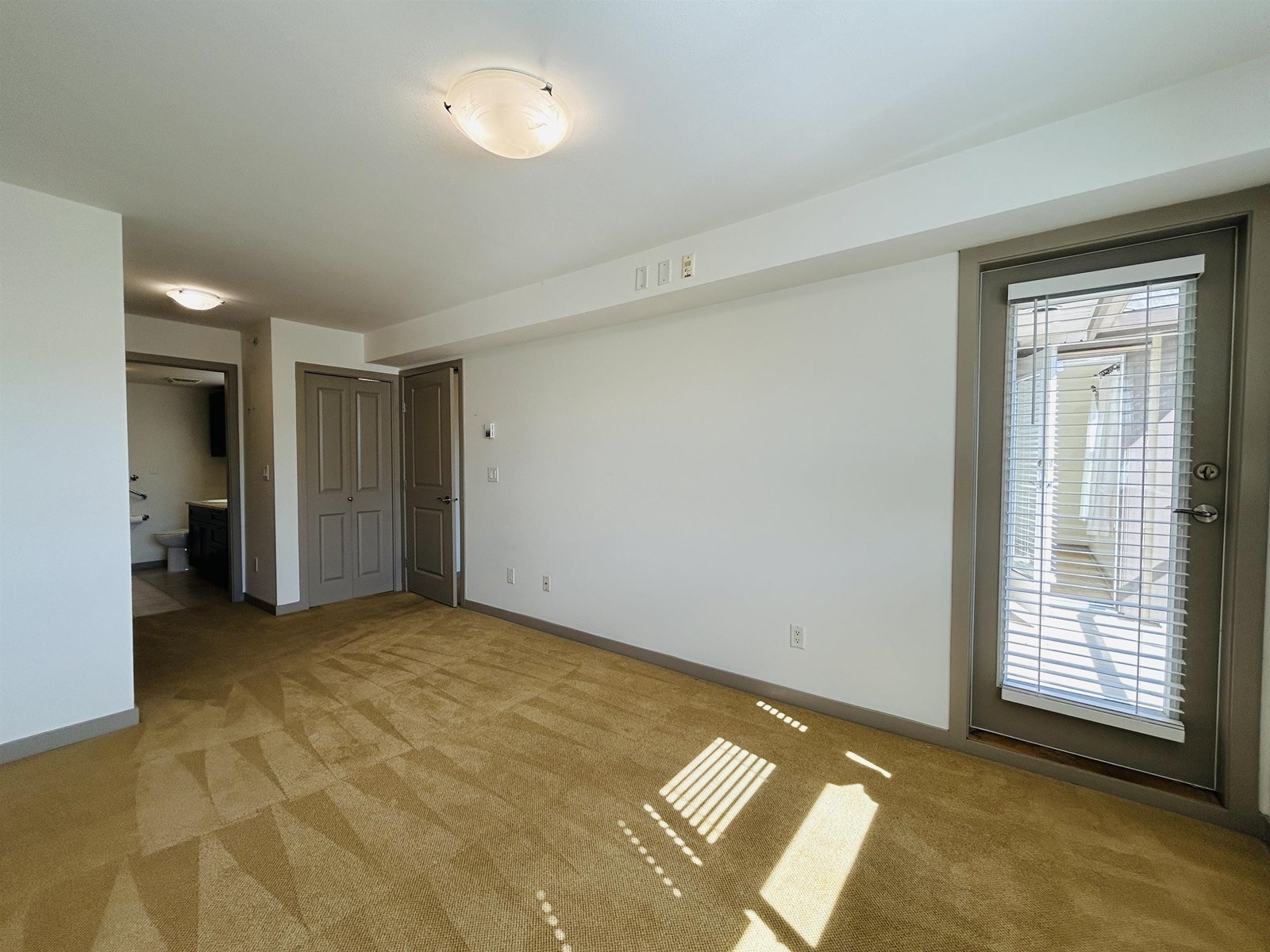 Photo 12 of 415 2511 King George Boulevard, Surrey BC