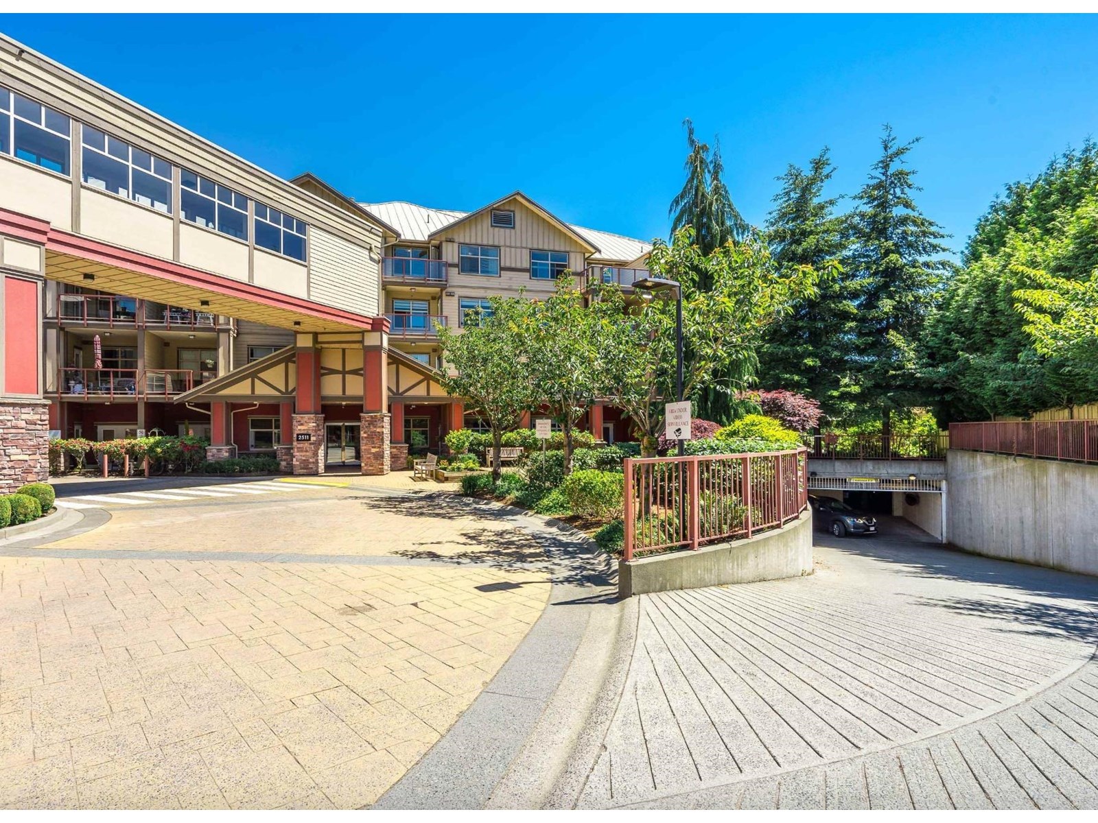 Photo 2 of 415 2511 King George Boulevard, Surrey BC