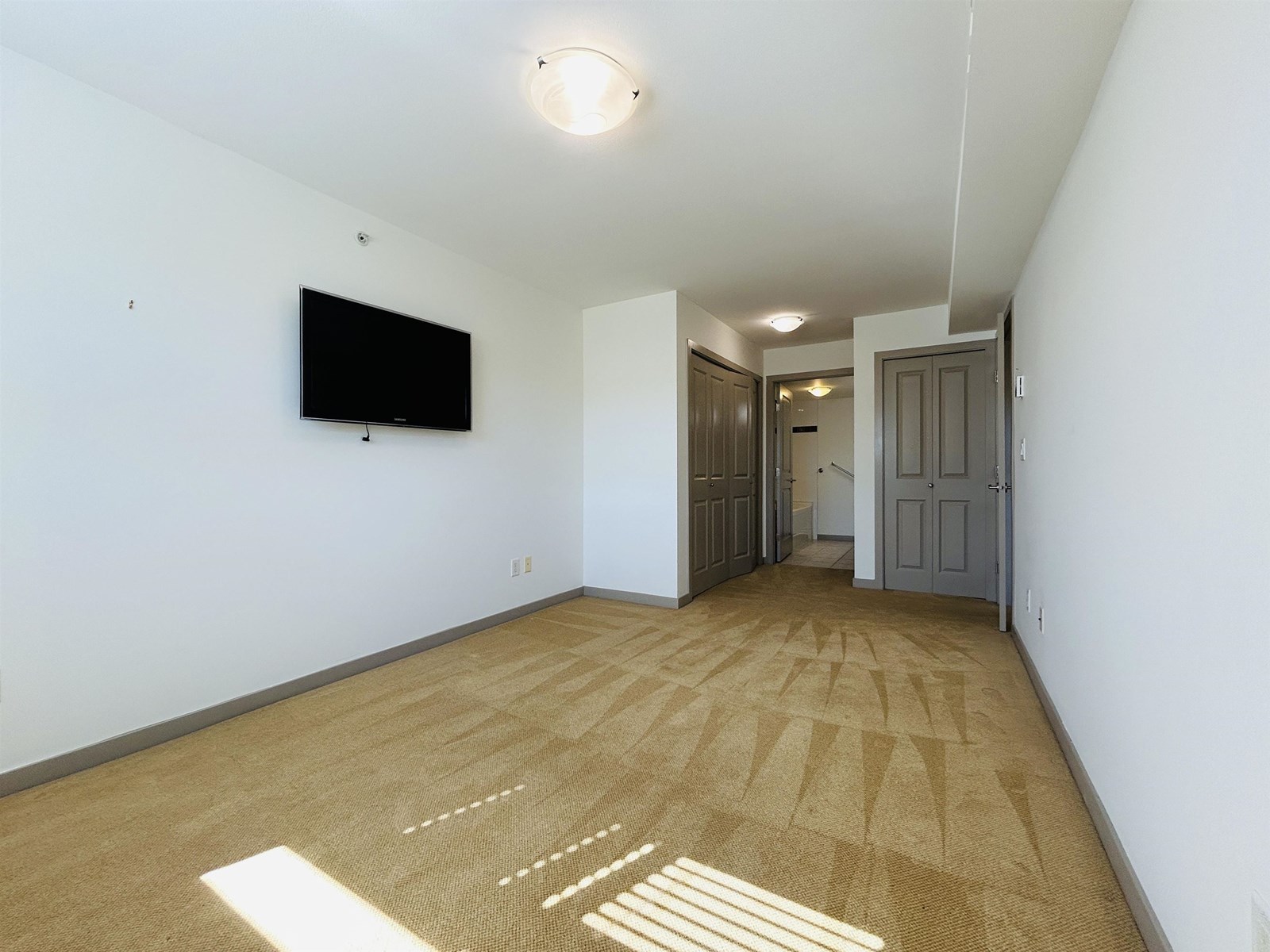 Photo 11 of 415 2511 King George Boulevard, Surrey BC