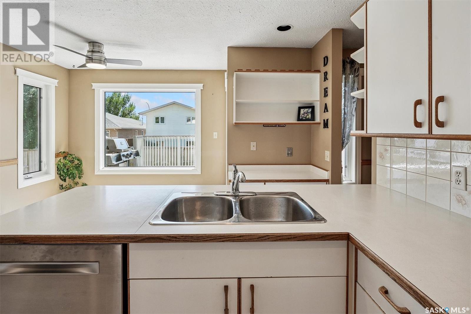 Photo 12 of 731 Swan Crescent, Saskatoon SK