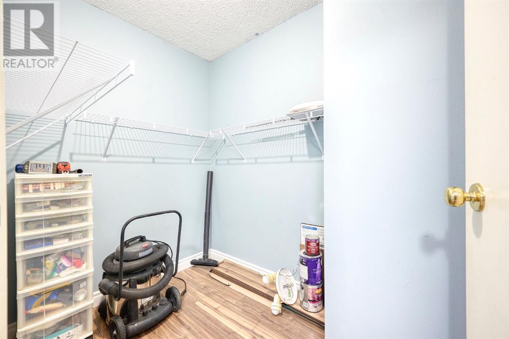 Single Family House for Sale in    Avenue NW Bowness Calgary 