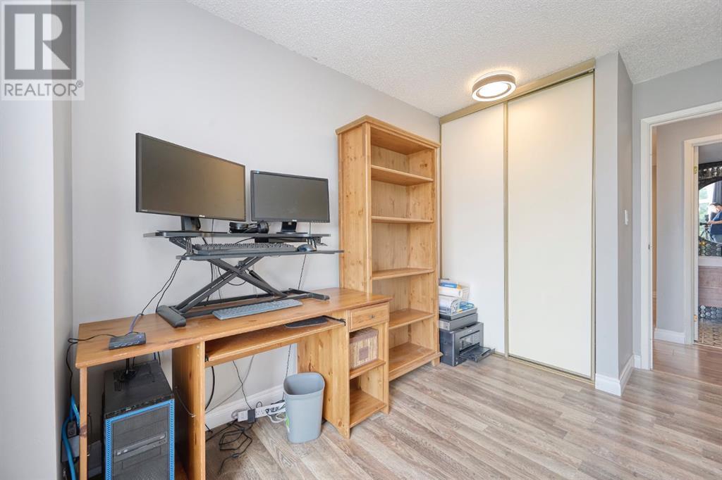 Single Family House for Sale in    Avenue NW Bowness Calgary 