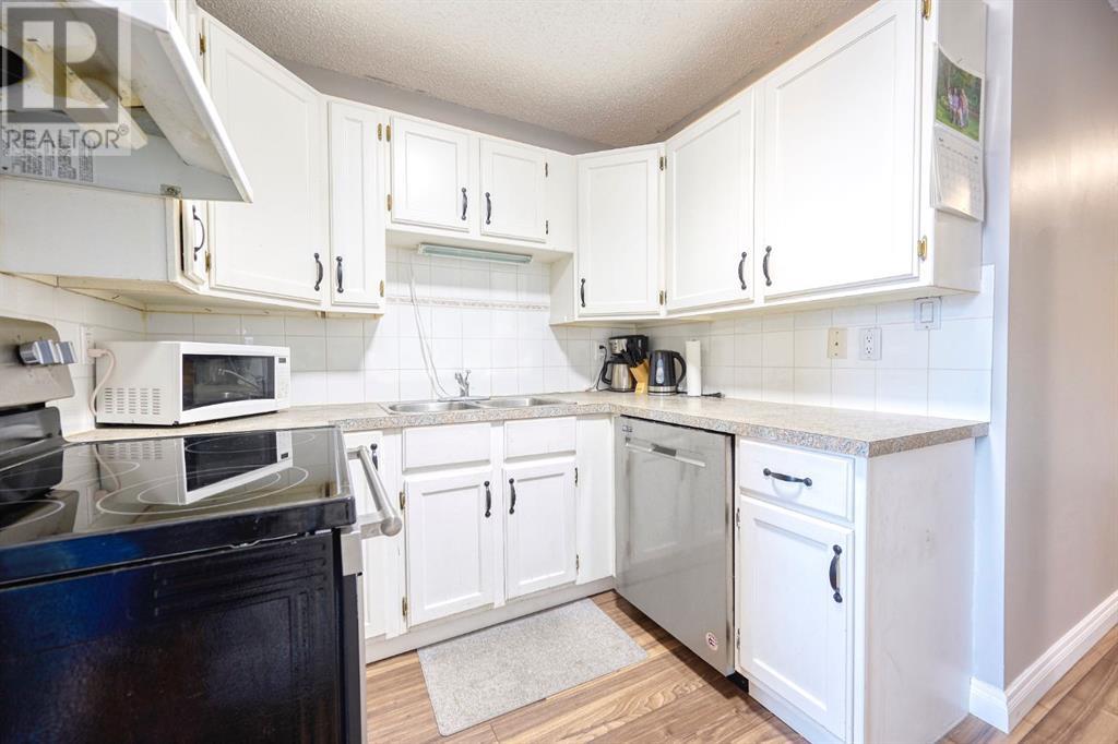 Single Family House for Sale in    Avenue NW Bowness Calgary 