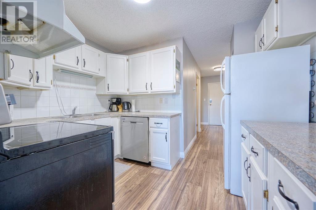 Single Family House for Sale in    Avenue NW Bowness Calgary 