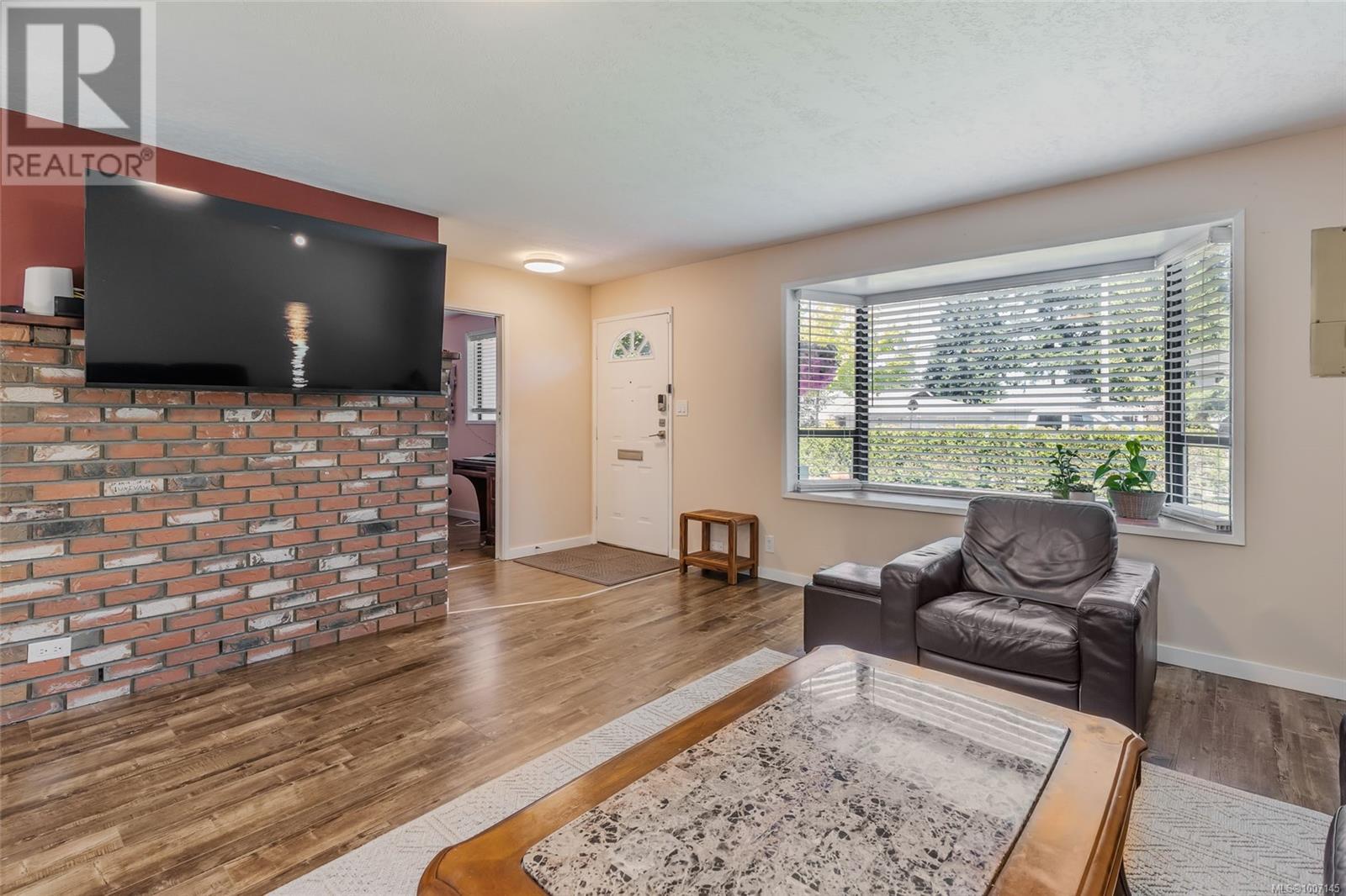 Photo 10 of 6421 Portsmouth Rd, Nanaimo BC