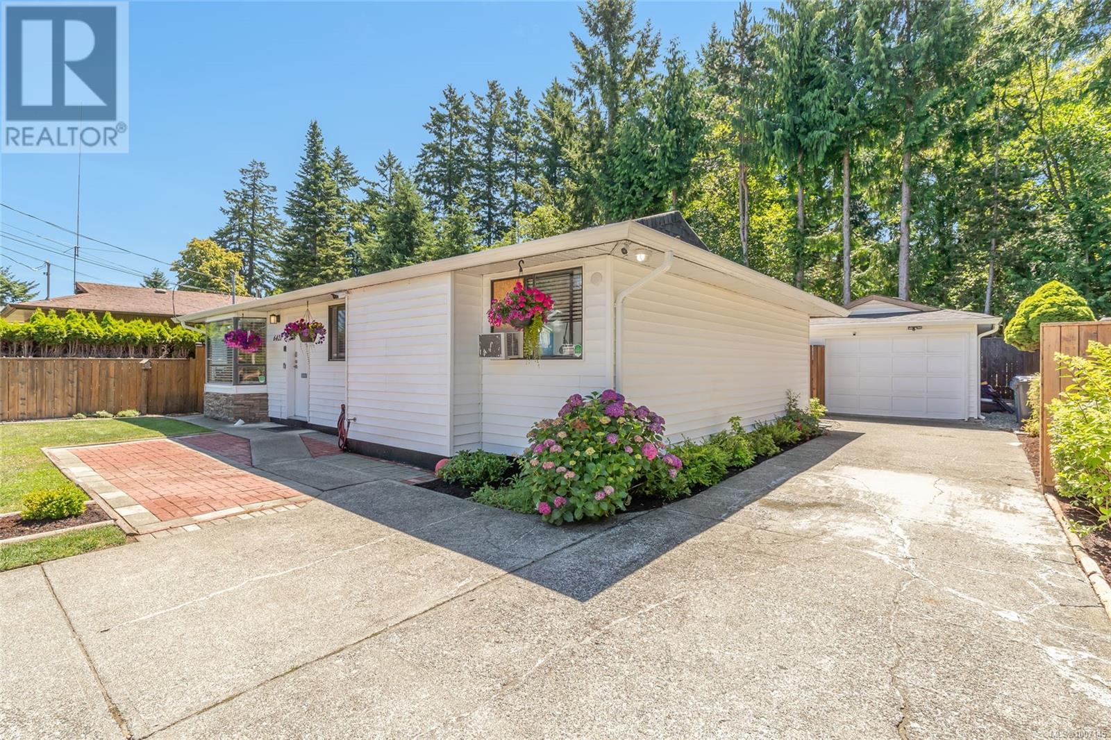 Photo 2 of 6421 Portsmouth Rd, Nanaimo BC