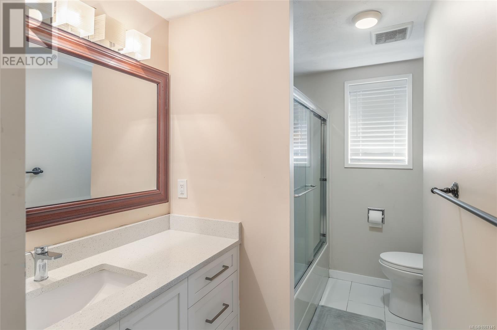 Photo 4 of 6421 Portsmouth Rd, Nanaimo BC