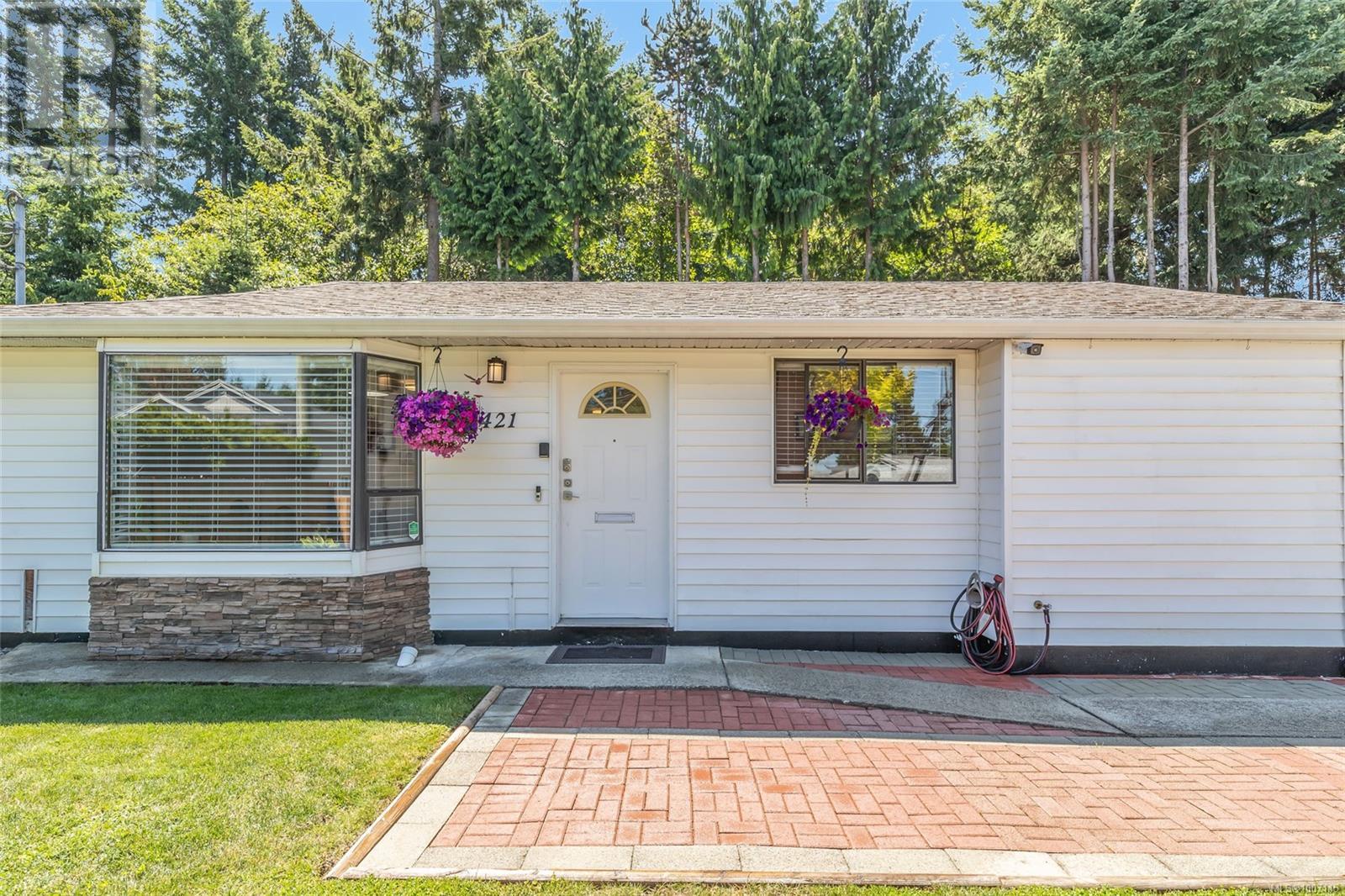 Photo 12 of 6421 Portsmouth Rd, Nanaimo BC