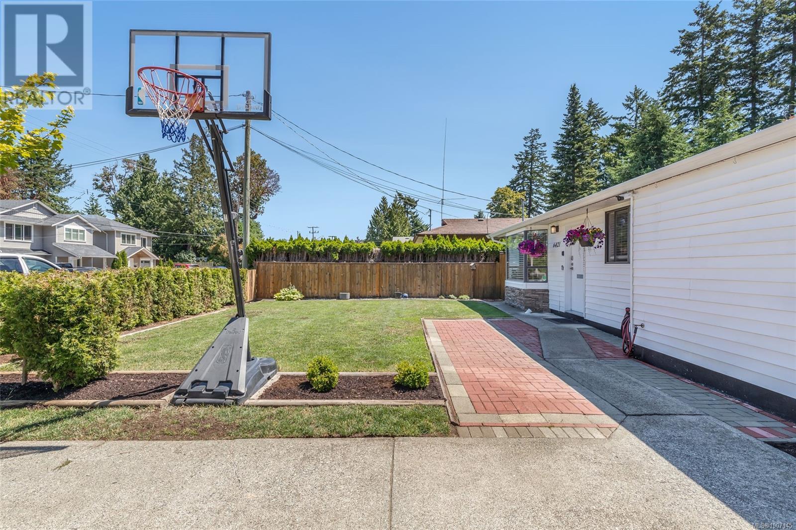 Photo 3 of 6421 Portsmouth Rd, Nanaimo BC
