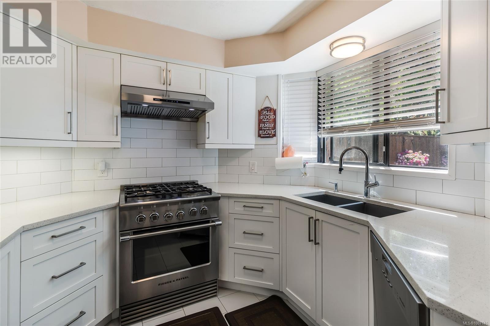 Photo 32 of 6421 Portsmouth Rd, Nanaimo BC
