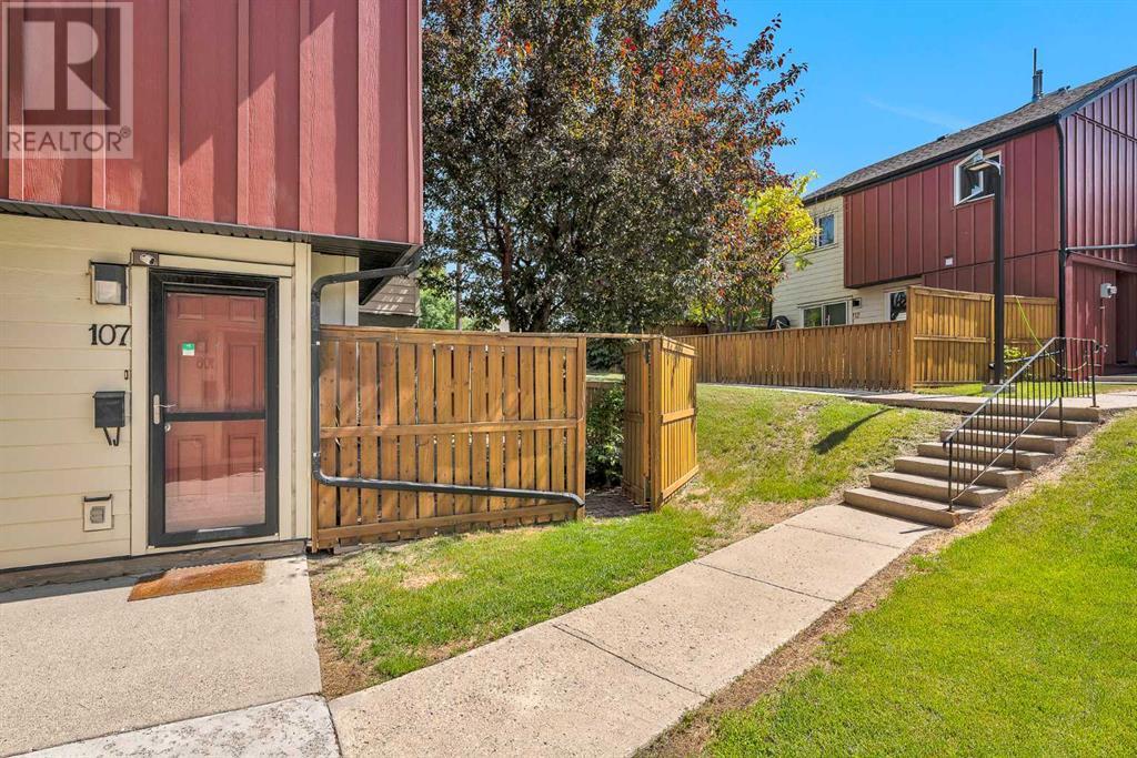 Single Family House for Sale in   Dalton Drive NW Dalhousie Calgary 