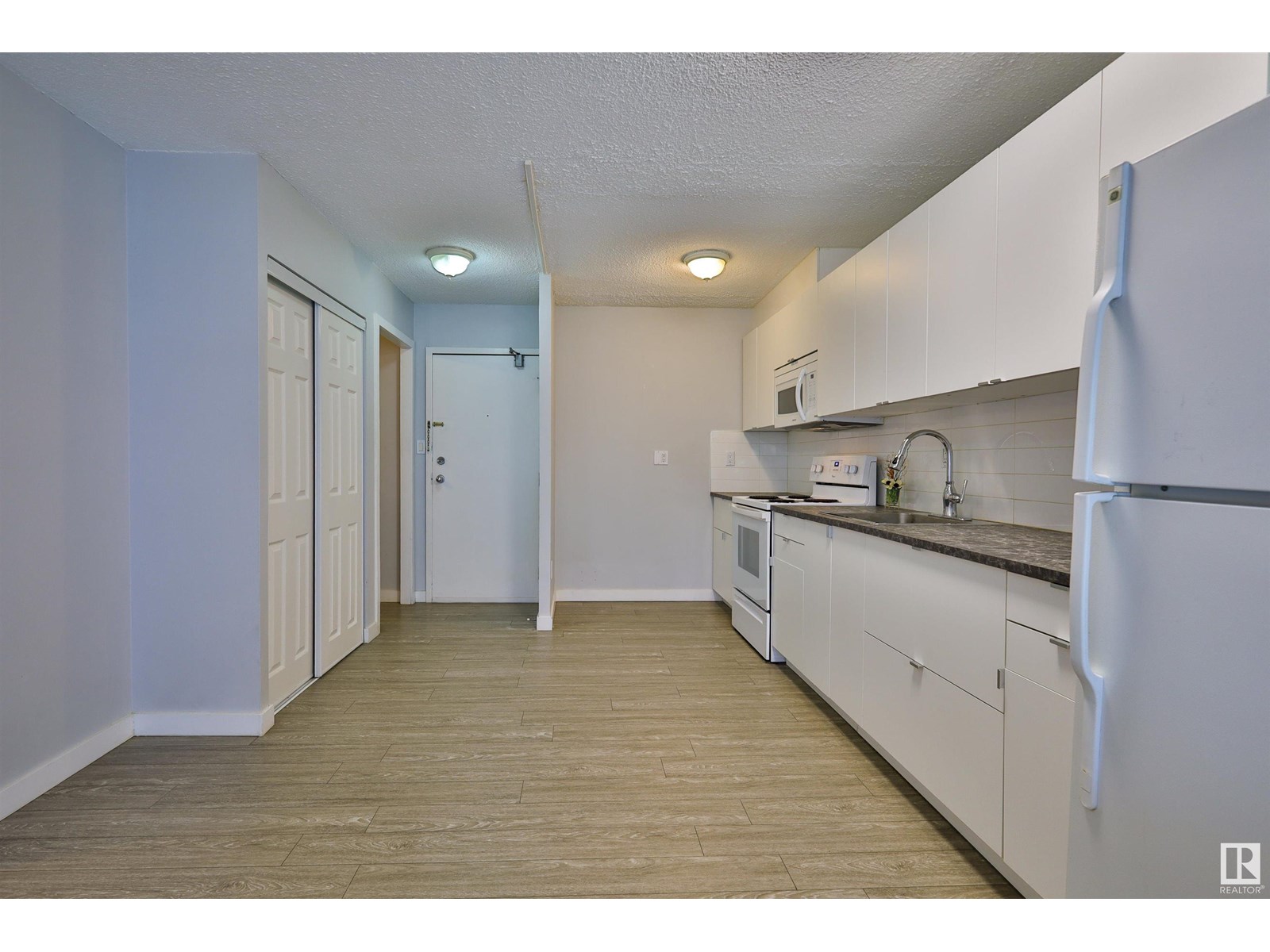 Photo 5 of 423 10160 114 St Nw, Edmonton AB