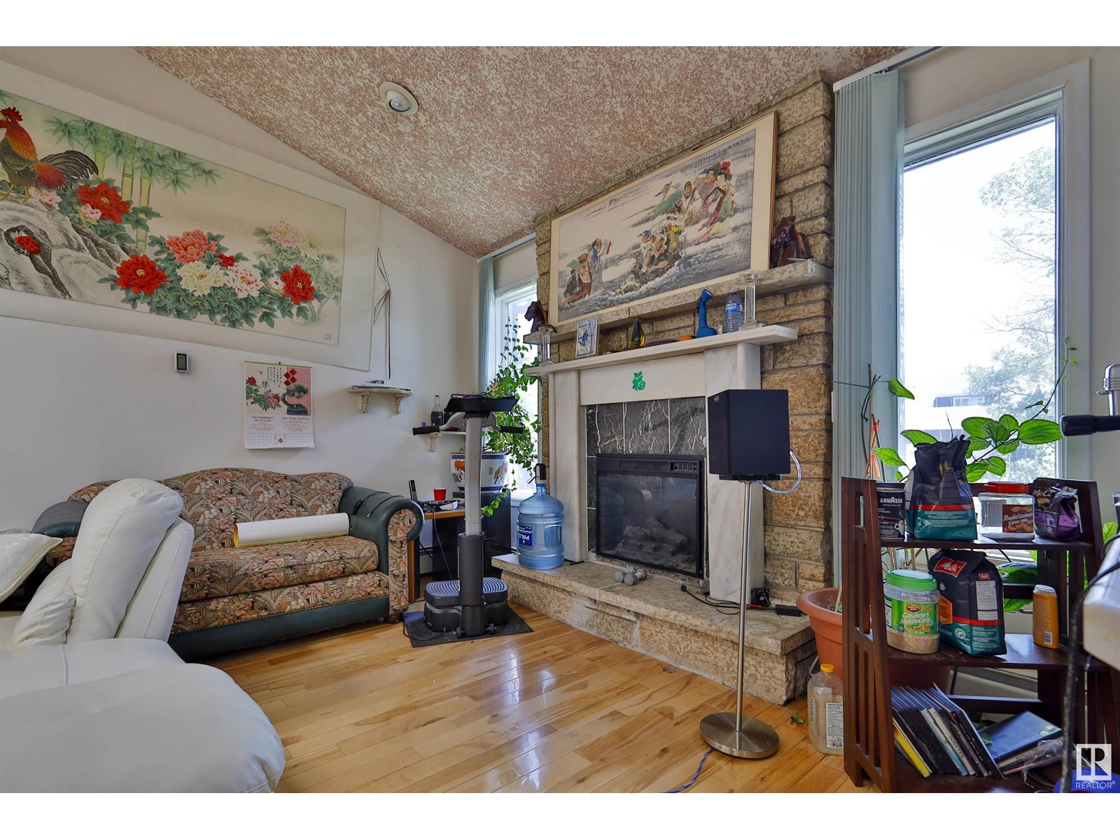 Photo 9 of 15808 100 St Nw, Edmonton AB
