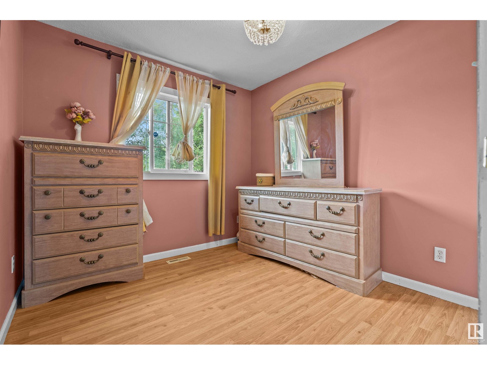 Photo 10 of 9919 170 Av Nw, Edmonton AB