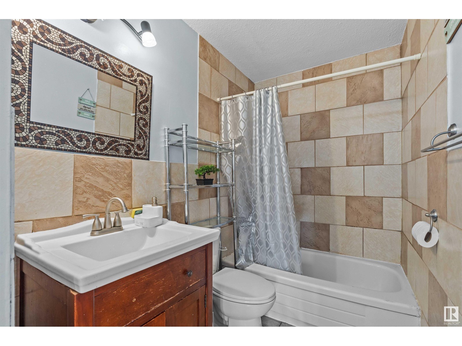 Photo 11 of 9919 170 Av Nw, Edmonton AB