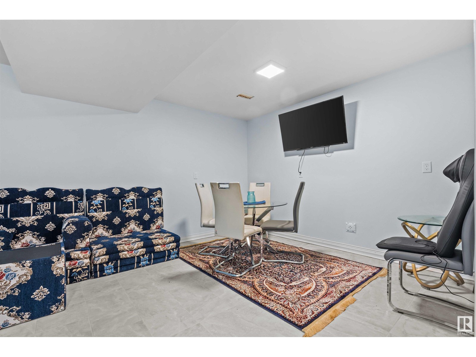 Photo 14 of 9919 170 Av Nw, Edmonton AB