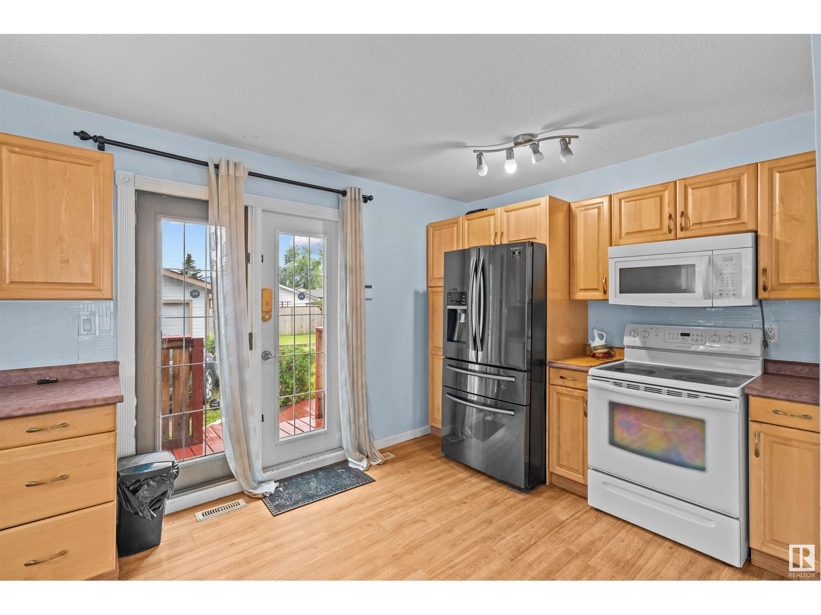Photo 7 of 9919 170 Av Nw, Edmonton AB