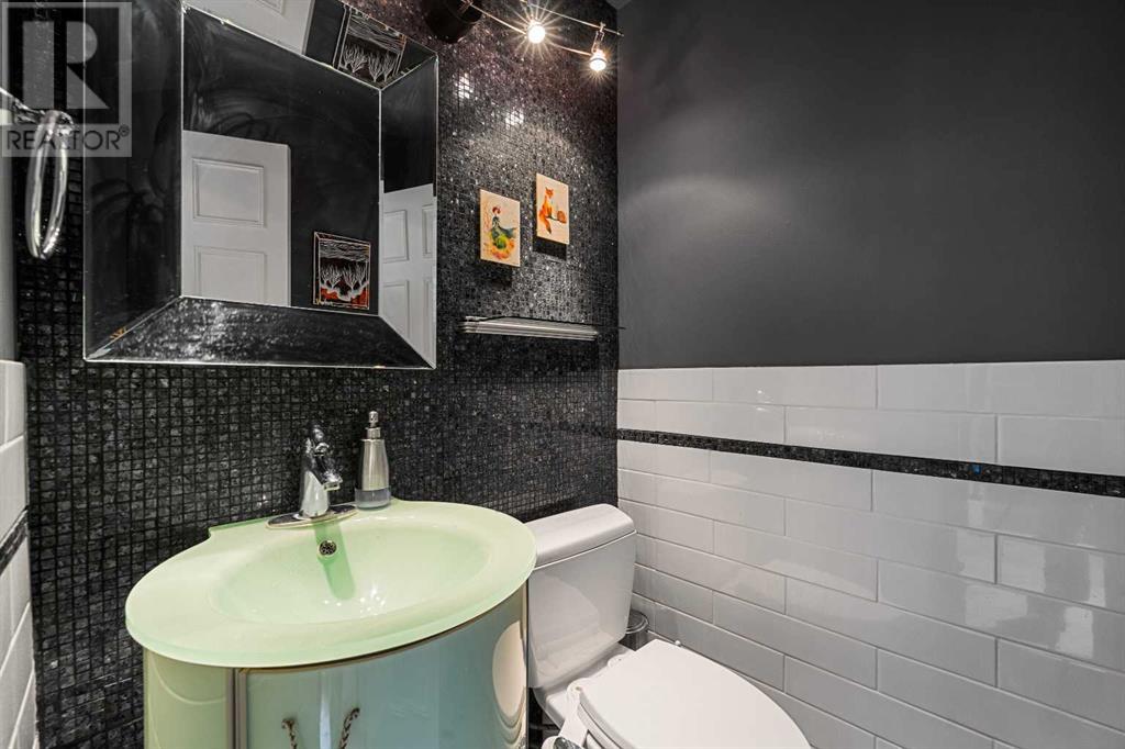 Single Family House 4 Level for Sale in  Point Mckay Grove NW Point McKay Calgary 