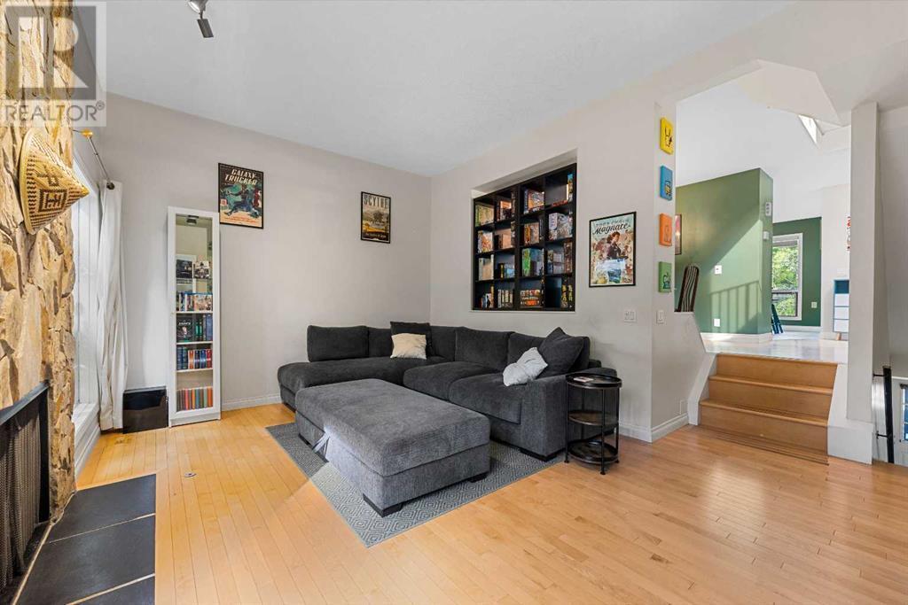 Single Family House 4 Level for Sale in  Point Mckay Grove NW Point McKay Calgary 