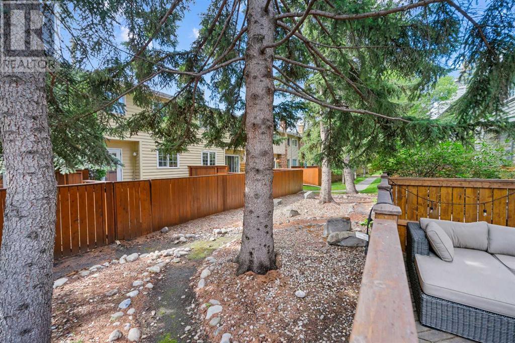 Single Family House 4 Level for Sale in  Point Mckay Grove NW Point McKay Calgary 