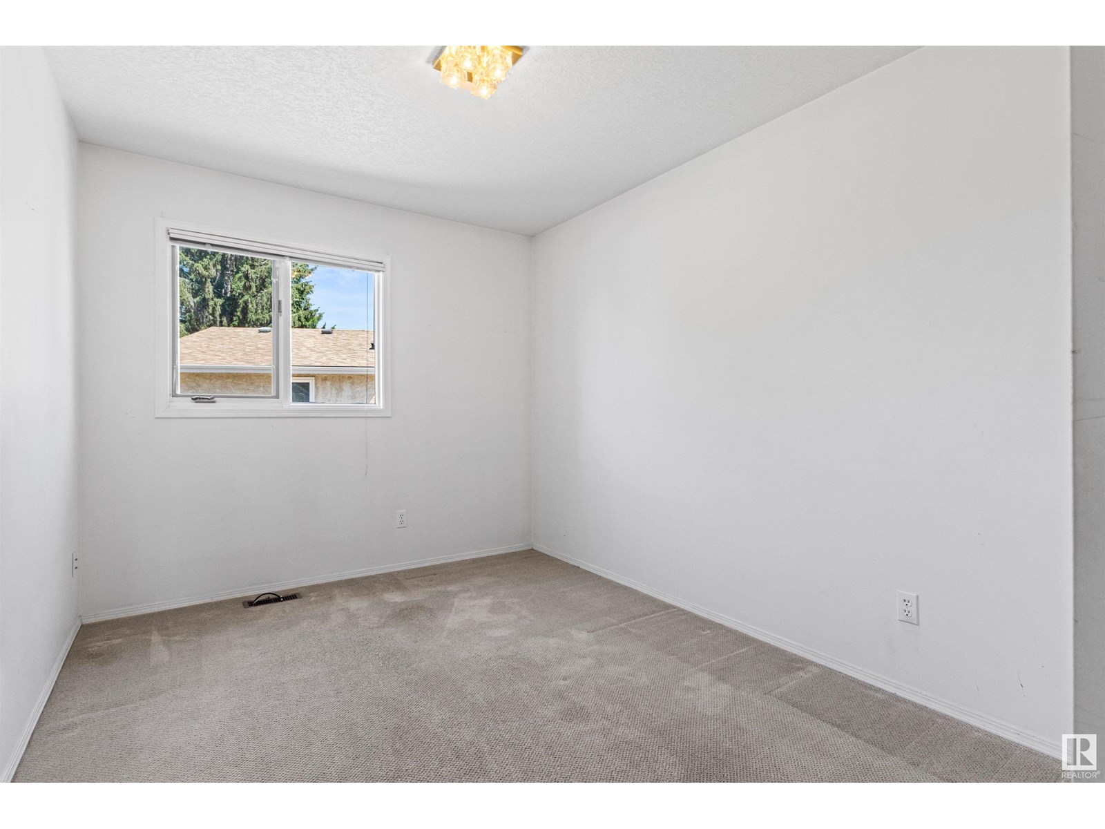 Photo 8 of 1926 36 St Nw, Edmonton AB