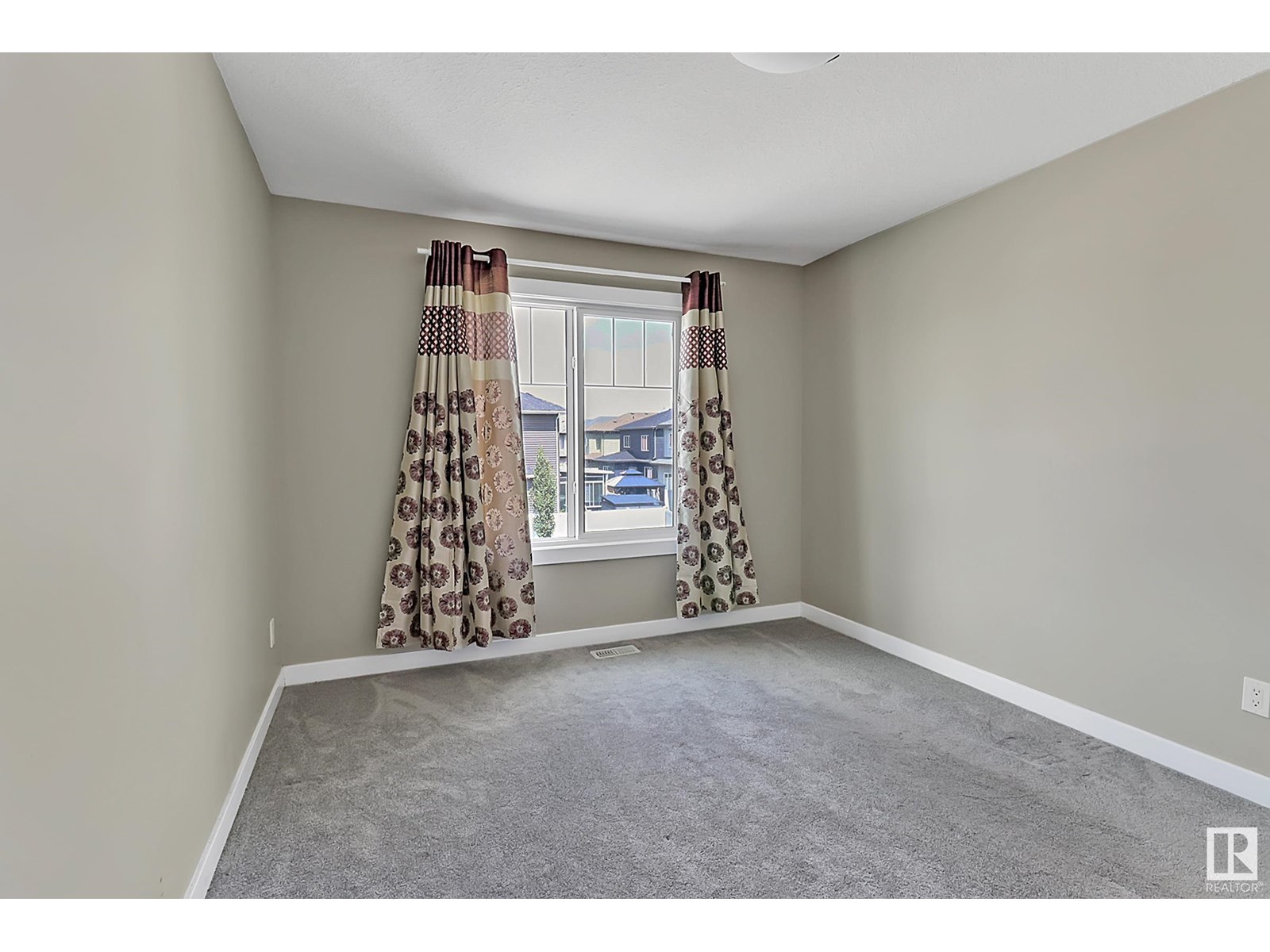 Photo 2 of 1419 150 Av Nw, Edmonton AB