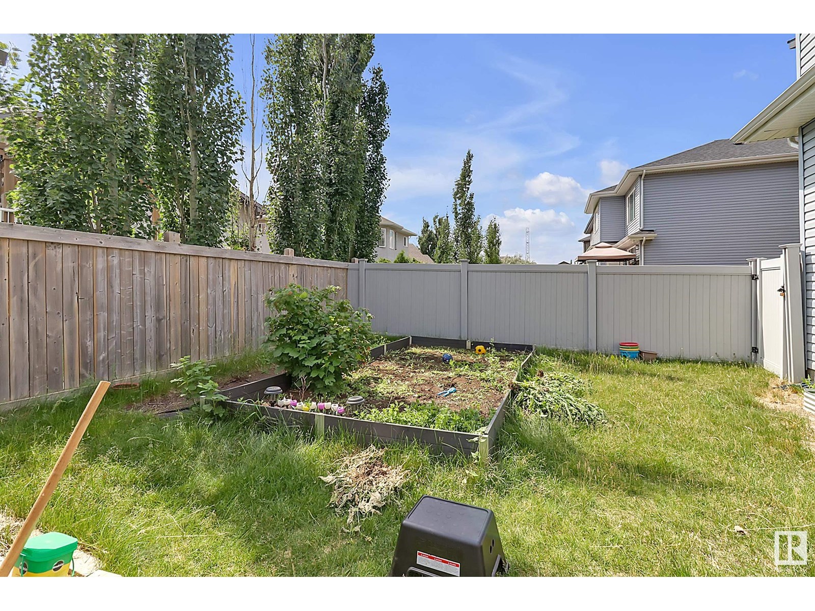 Photo 10 of 1419 150 Av Nw, Edmonton AB