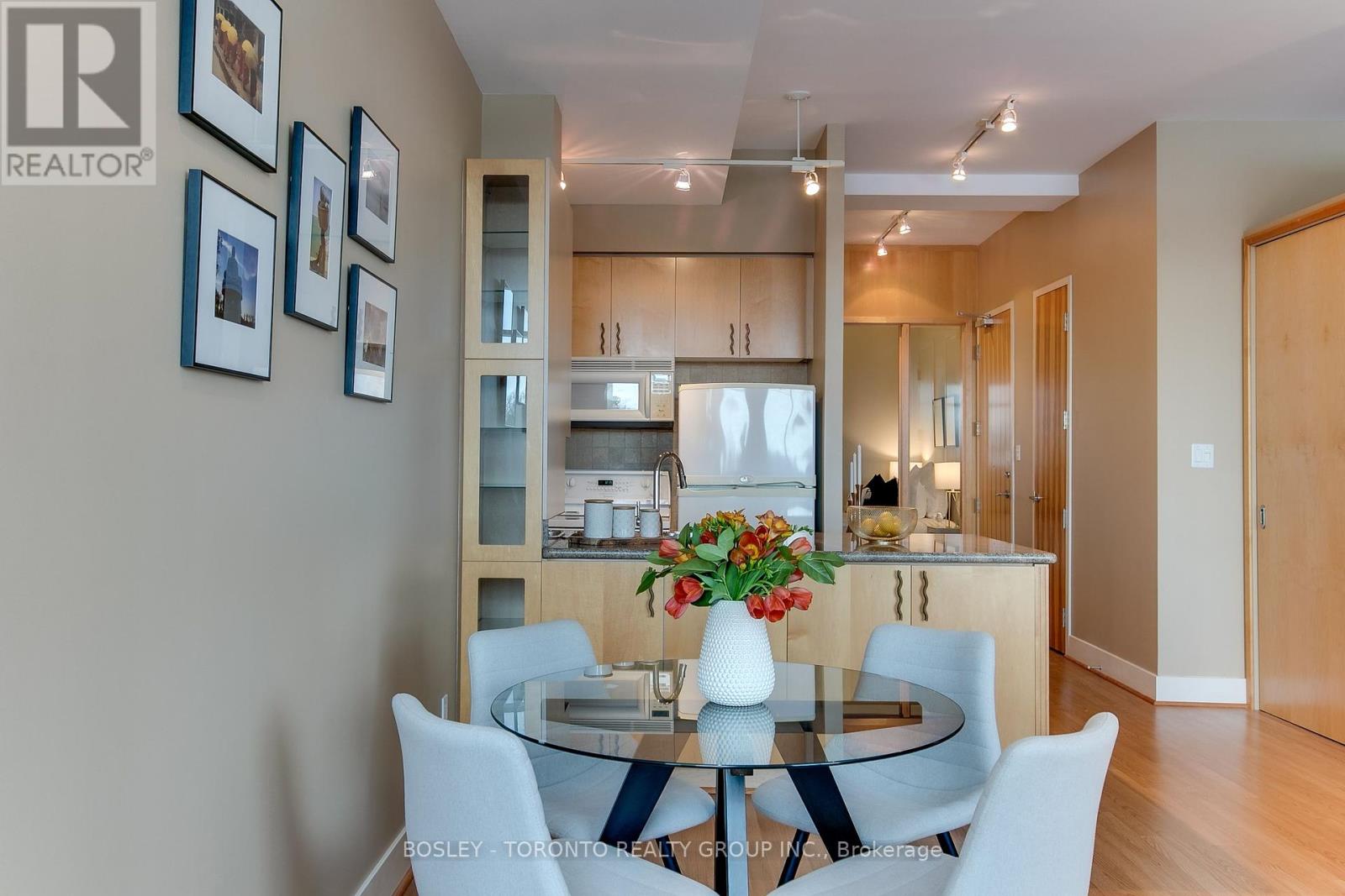 Photo 6 of 309 562 Eglinton Avenue E, Toronto ON