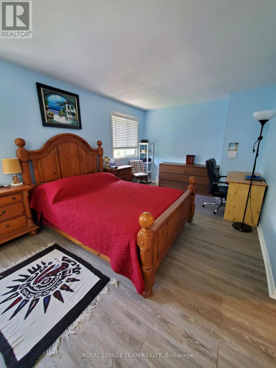 Photo 8 of 61 Mcgibbon Drive S, Ottawa ON