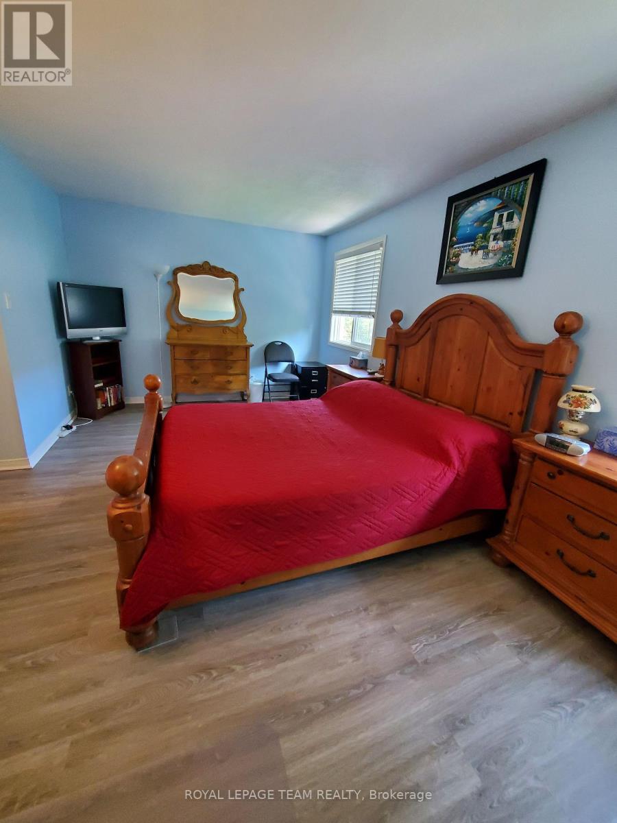 Photo 11 of 61 Mcgibbon Drive S, Ottawa ON
