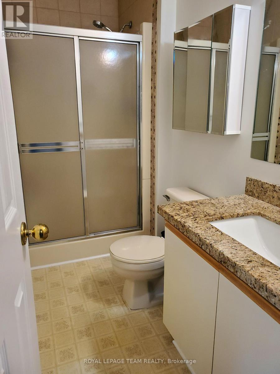 Photo 13 of 61 Mcgibbon Drive S, Ottawa ON