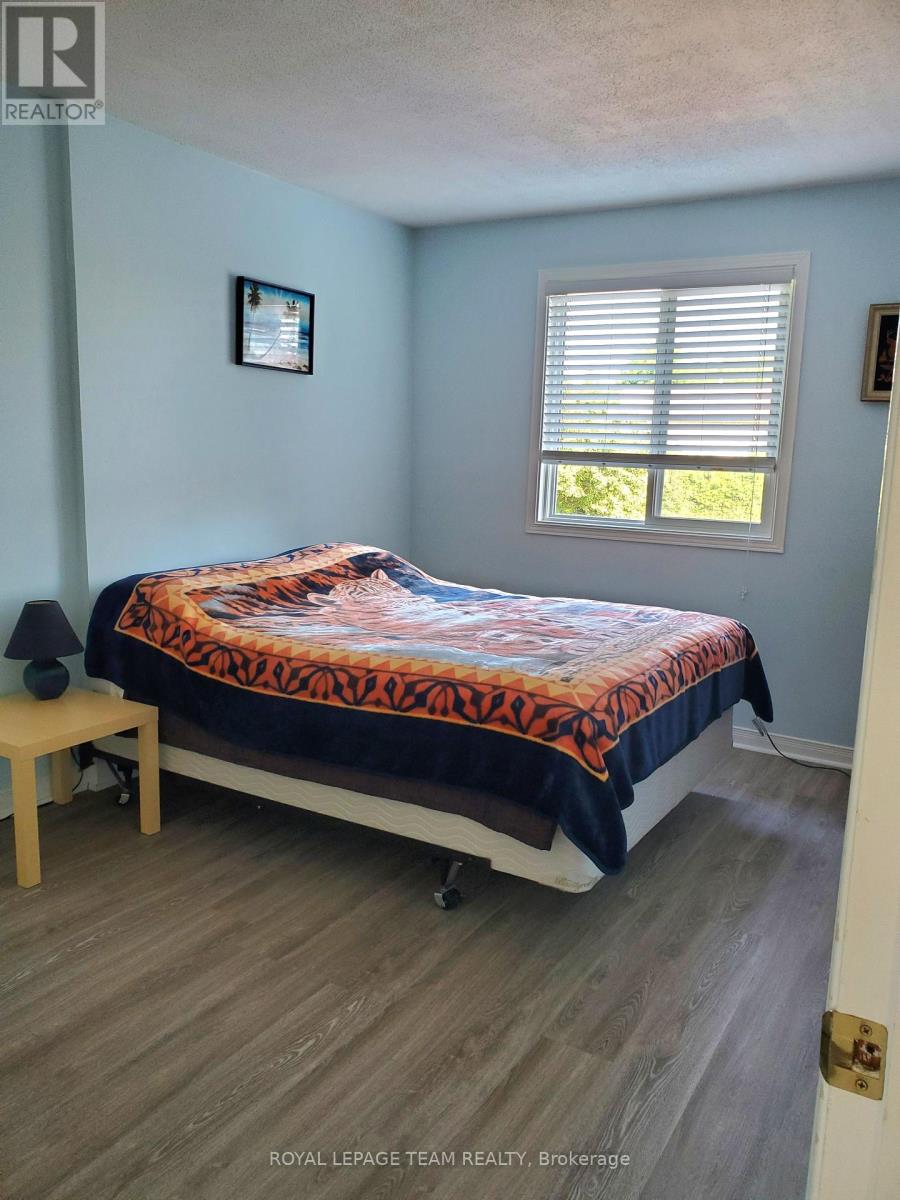 Photo 5 of 61 Mcgibbon Drive S, Ottawa ON