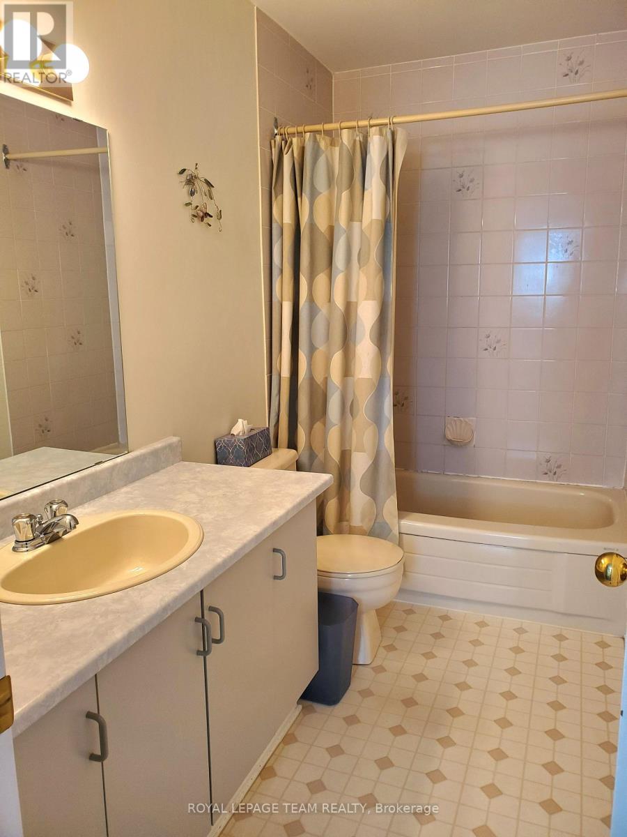 Photo 13 of 61 Mcgibbon Drive S, Ottawa ON