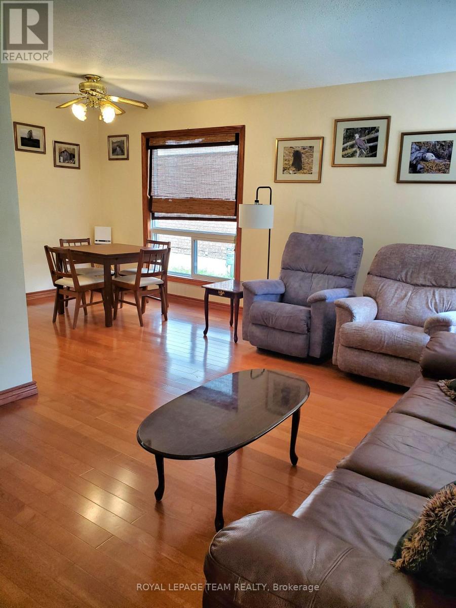 Photo 6 of 61 Mcgibbon Drive S, Ottawa ON