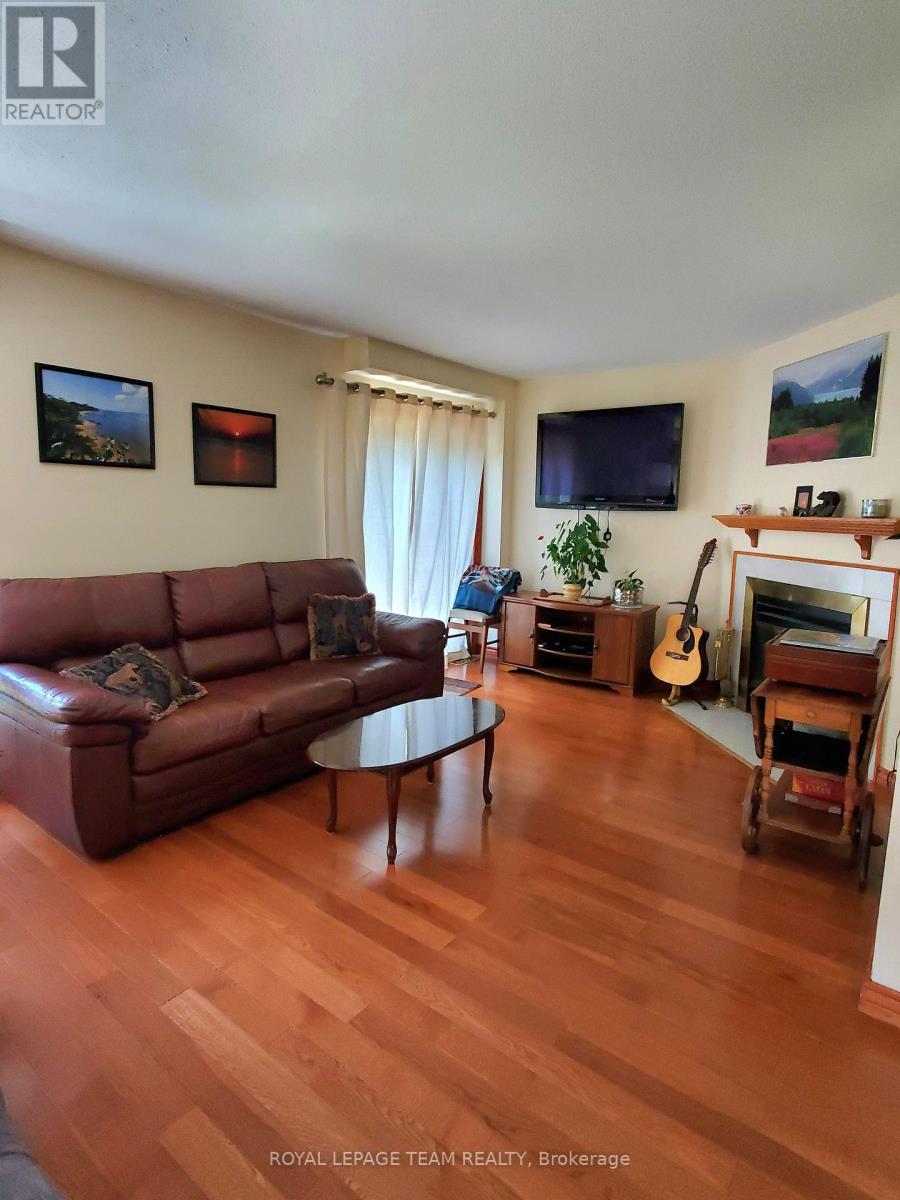 Photo 9 of 61 Mcgibbon Drive S, Ottawa ON
