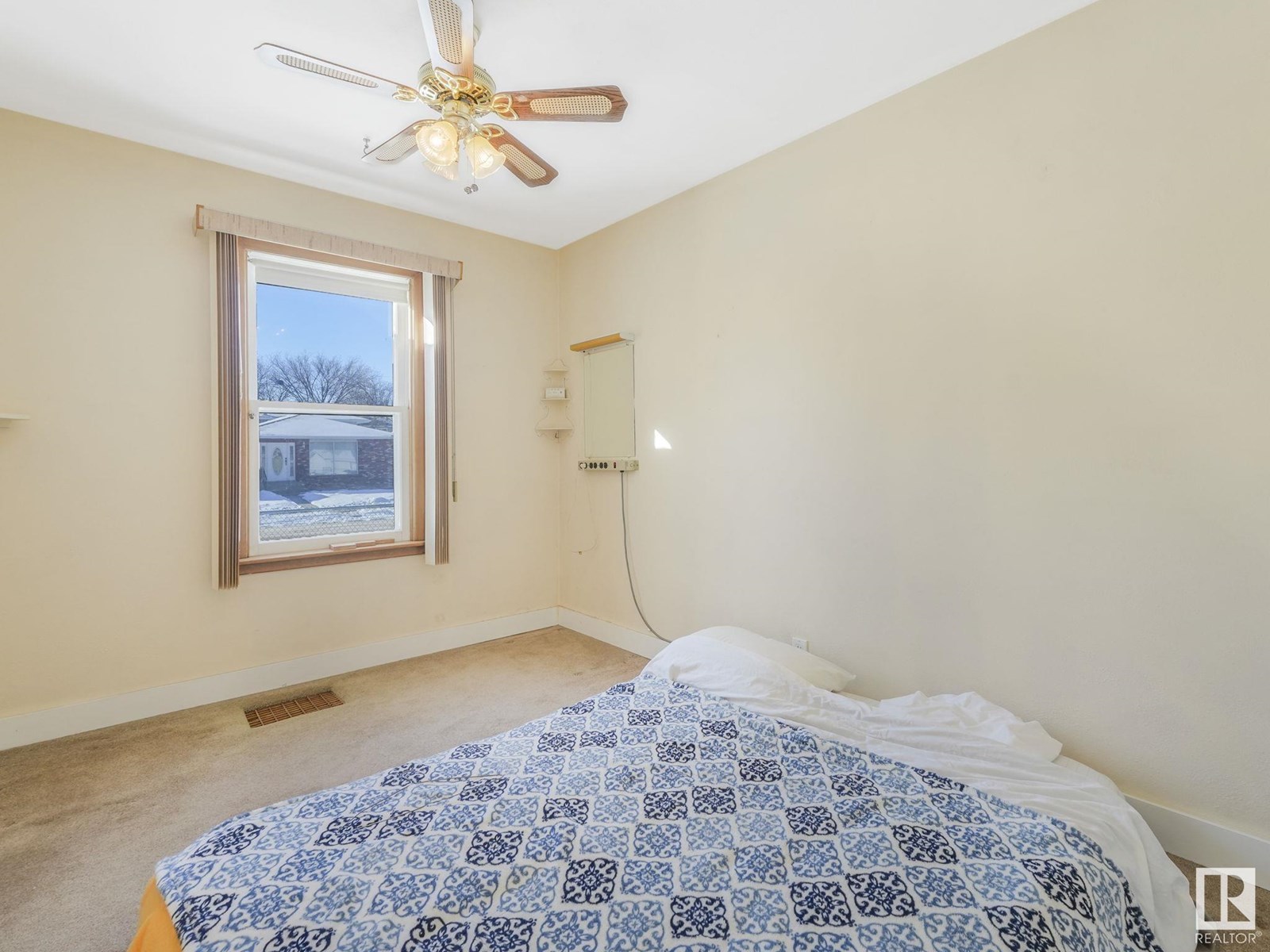 Photo 13 of 11929 54 St Nw, Edmonton AB