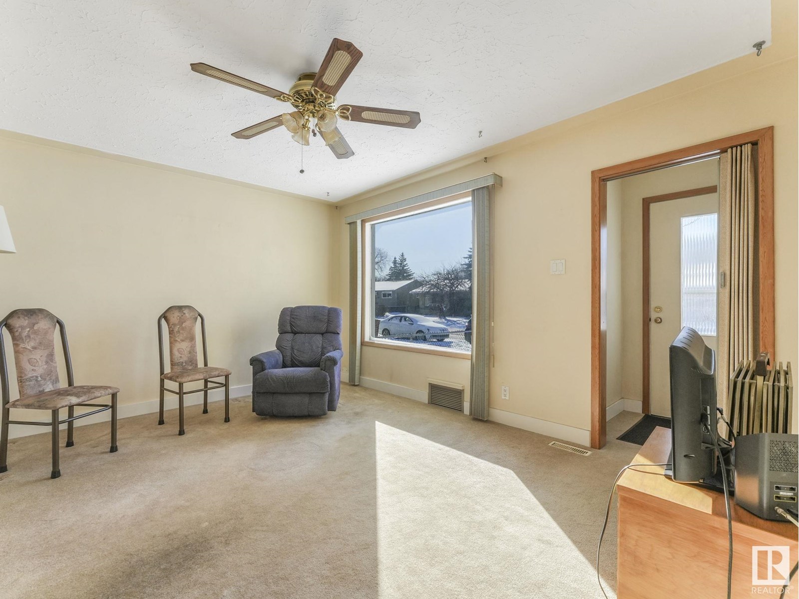 Photo 11 of 11929 54 St Nw, Edmonton AB