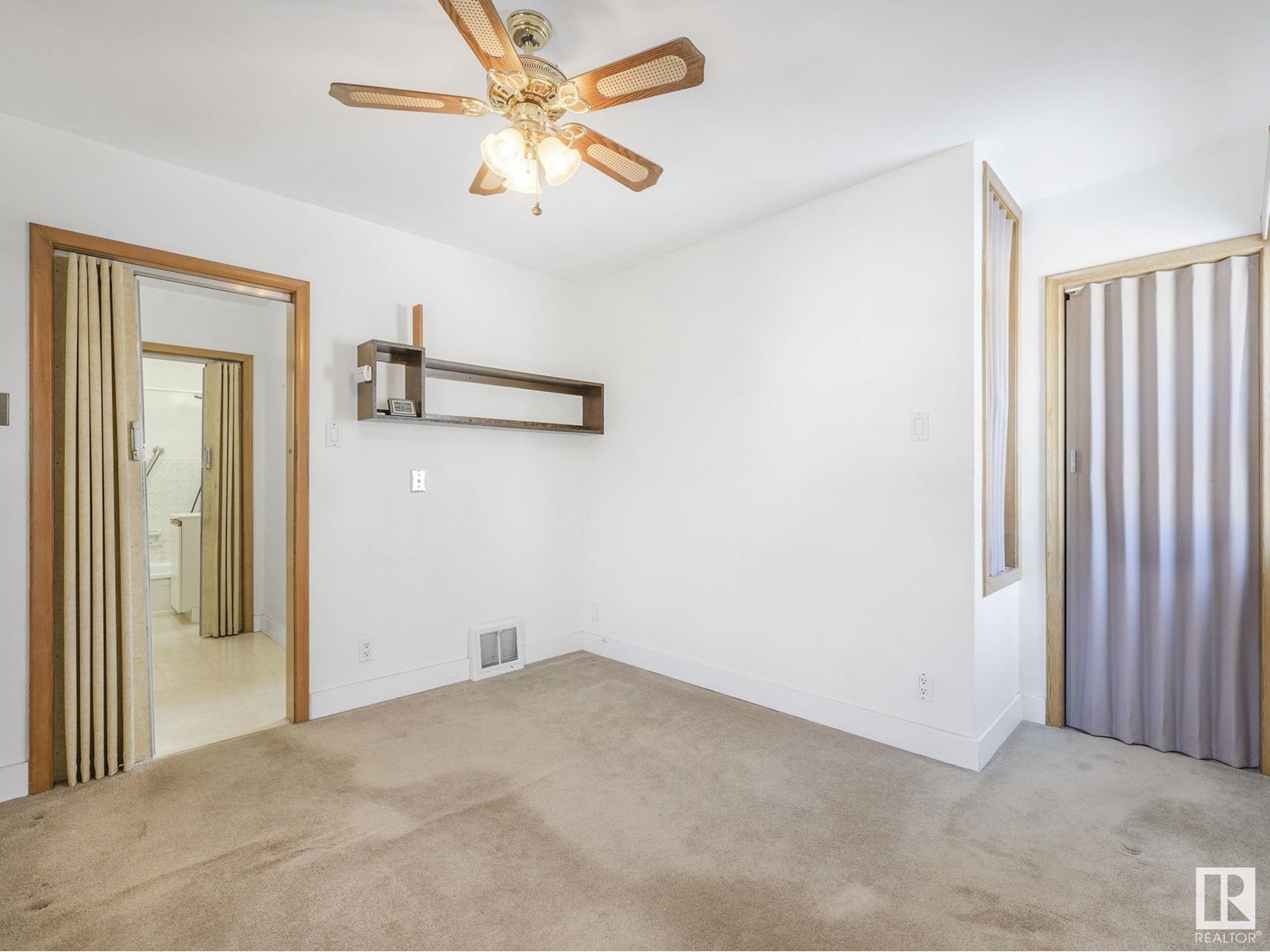 Photo 7 of 11929 54 St Nw, Edmonton AB